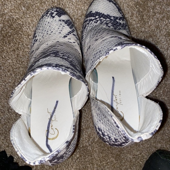 Faux snake skin ankle boots - Picture 4 of 5